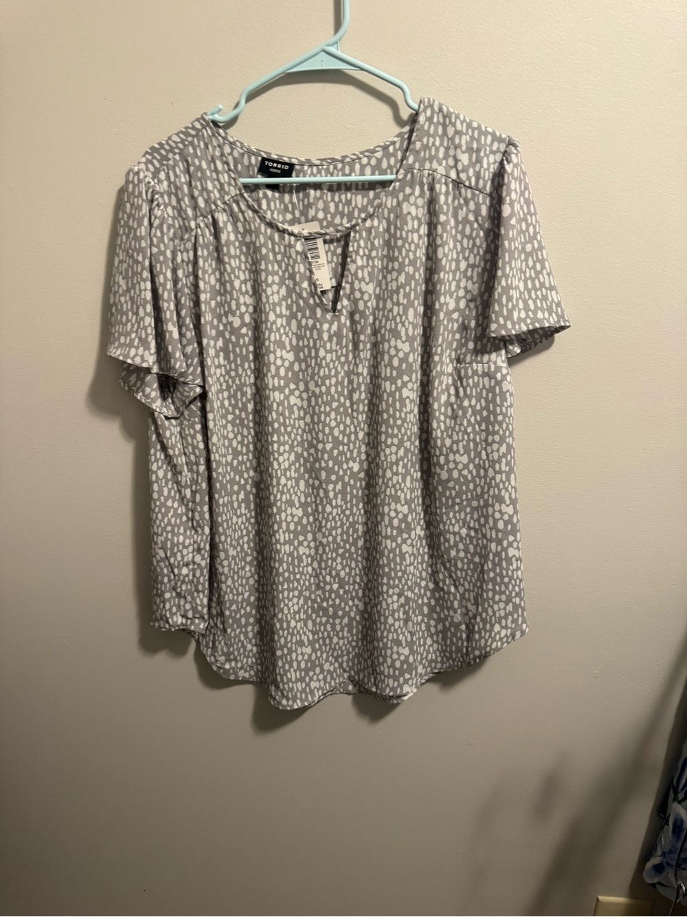 torrid Light Gray Dot-Print Short Sleeve Blouse